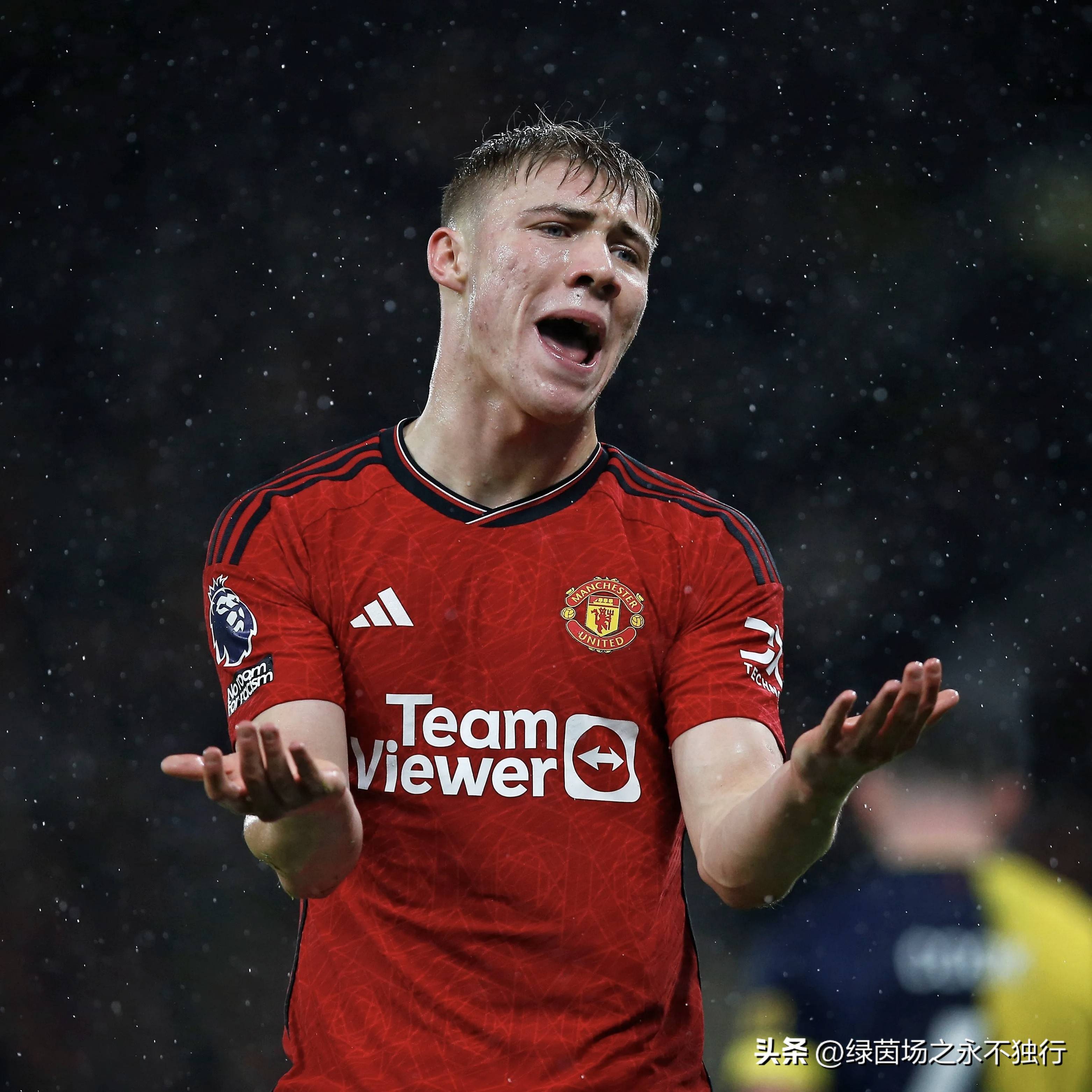 曼联中后卫伤停,球队后防压力骤增 曼联中后卫伤停,球队后防压力骤增