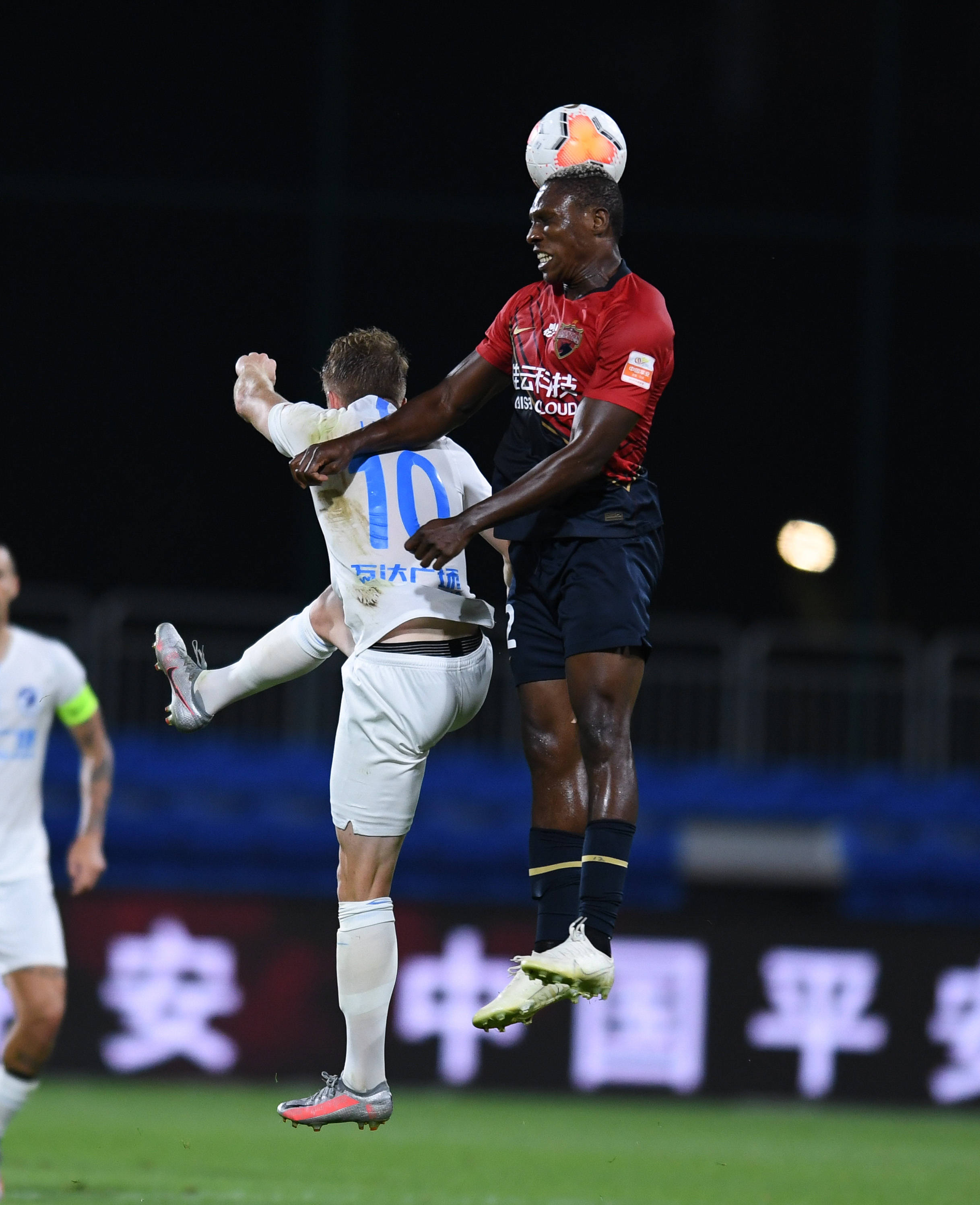 开云体育中国官网-深圳佳兆业队关键时刻展现出色发挥的简单介绍