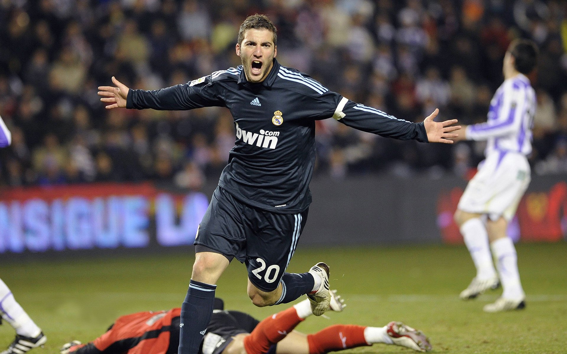 那不勒斯对阵里昂,莱奥一肩扛起全队,逆境中的孤胆英雄